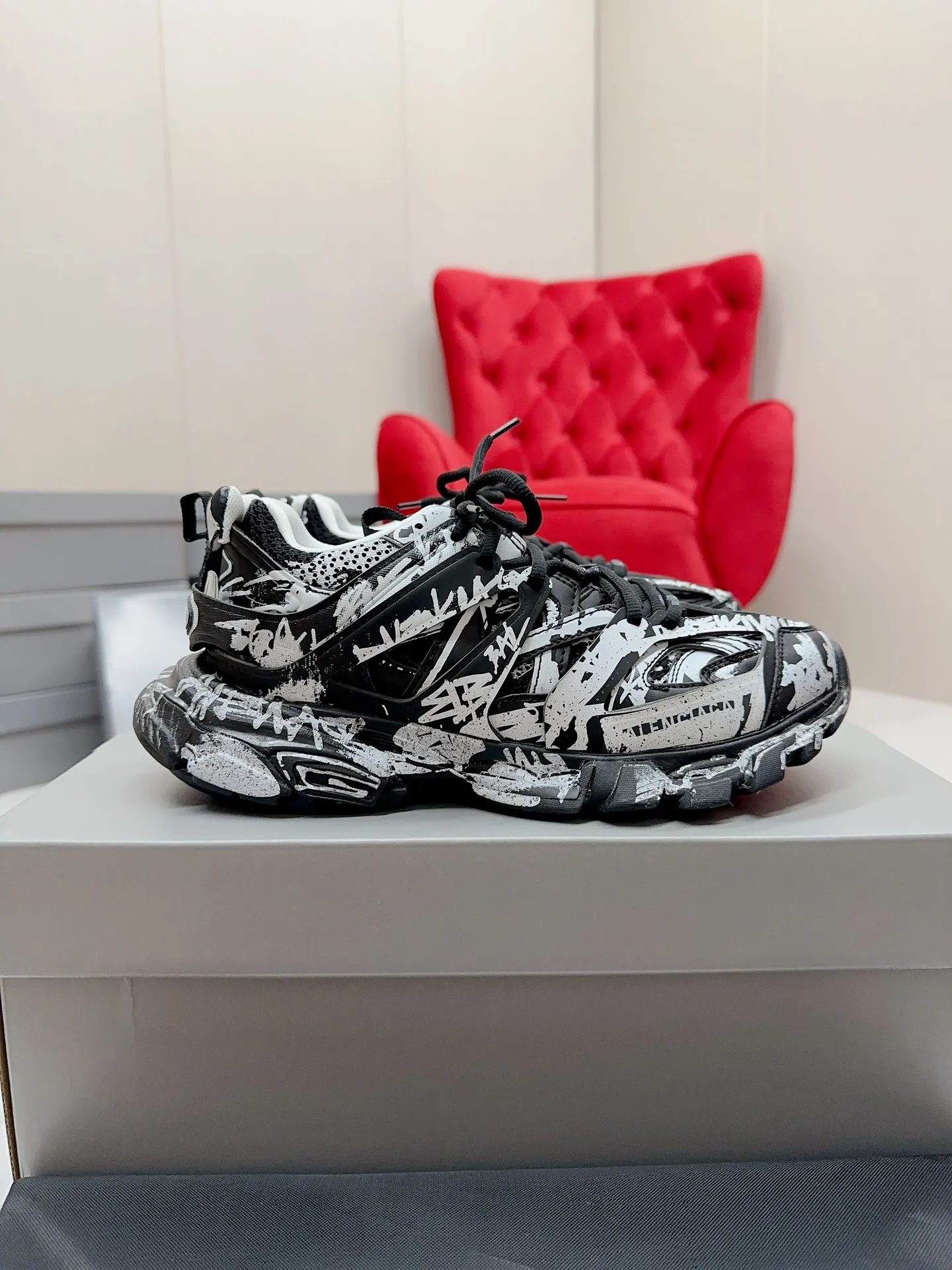 👟👟Ex-factory price 980👟👟 Men's size +10 𝐁𝐚𝐥𝐞𝐧𝐜𝐢𝐚𝐠𝐚|||𝐭𝐫𝐚𝗰𝐤 series 𝟑.𝟎Three generations of sports dad shoes‼ ️ [Top high-end quality from Dongguan Factory] Balenciaga dad shoes ~ super fashionable ~ full and three-dimensional shoes ~ amazing lines ~ very soft and light on the feet ~ super comfortable ~ versatile for commuting ~ can be paired with mid-calf socks, bell bottoms, wide-leg pants, overalls, very high-end ~ very manly and handsome ~ suitable for spring, summer, autumn and winter all year round... ⇢✈ Upper: Exclusive 1:1 original molded custom imported technical fabric mesh + imported cloth + 3M reflective strips [composed of 108 sub-pieces] ⇢✈Inner lining: Breathable mesh ⇢✈Outsole: Exclusive 1:1 original molded PU+TPU+EVA+rubber, a total of 13 sets of grinding tool combinations ⚠️Difference in market currency ~ high-end quality is definitely different ⇢✈𝐒𝐈𝐙𝐄Females: 35, 36, 37, 38, 39, 40 ⇢✈𝐒𝐈𝐙𝐄Men: 39, 40, 41, 42, 43, 44, 45